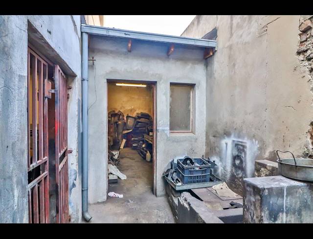 250M² BUILDING FOR SALE IN CITY & SUBURBAN